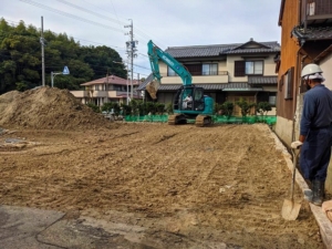 残土を出しつつ重機を使っての整地と地面の慣らしをしています。