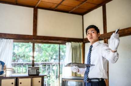 室内で現地見積もりをしている男性