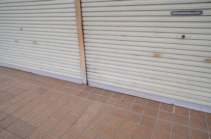 店じまいされおろされたシャッター