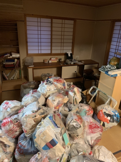 お片づけ作業前の室内